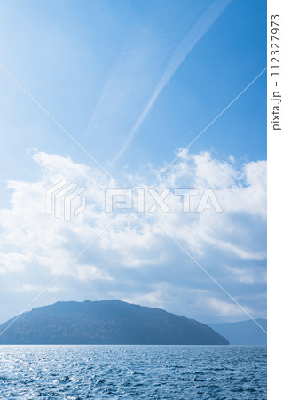 日本 青森県十和田市、十和田湖の子ノ口港から見える風景 日本 青森県十和田市、十和田湖の子ノ口港から見える風景 112327973