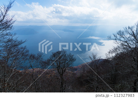 日本 青森県十和田市奥瀬にある御鼻部山の展望台から見える十和田湖 日本 青森県十和田市奥瀬にある御鼻部山の展望台から見える十和田湖 112327983