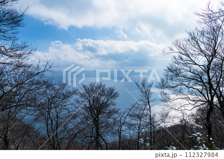 日本 青森県十和田市奥瀬にある御鼻部山の展望台から見える十和田湖 日本 青森県十和田市奥瀬にある御鼻部山の展望台から見える十和田湖 112327984