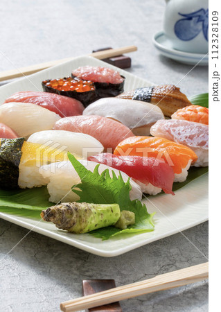 寿司、和食の握りずし グレー背景で撮影 寿司、和食の握りずし グレー背景で撮影 112328109