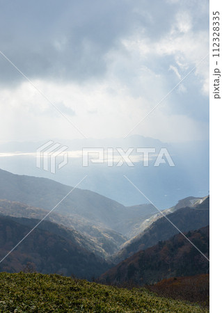 日本　青森県北津軽郡の眺瞰台の展望台からの津軽海峡 112328335