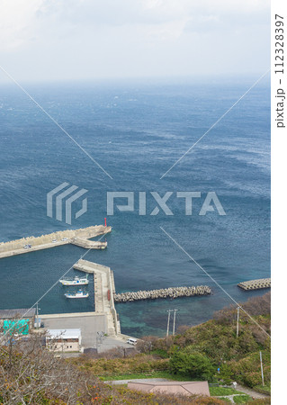 日本　青森県津軽半島の竜飛崎にある龍飛漁港と津軽海峡 112328397