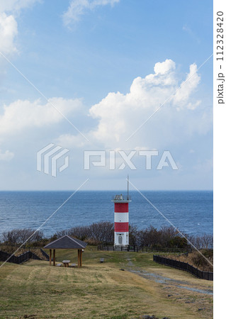 日本 青森県東津軽郡の袰月海岸高野崎の灯台 日本 青森県東津軽郡の袰月海岸高野崎の灯台 112328420