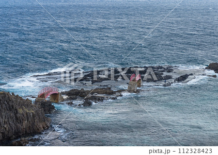 日本　青森県東津軽郡の袰月海岸高野崎の潮騒橋と渚橋 112328423