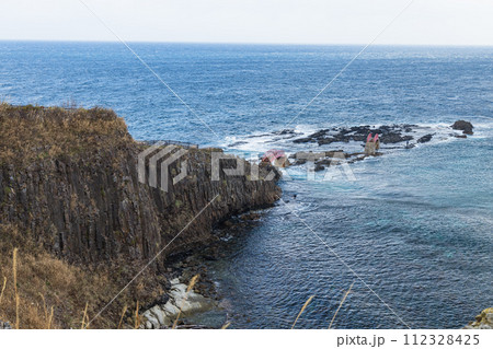 日本　青森県東津軽郡の袰月海岸高野崎の潮騒橋と渚橋 112328425
