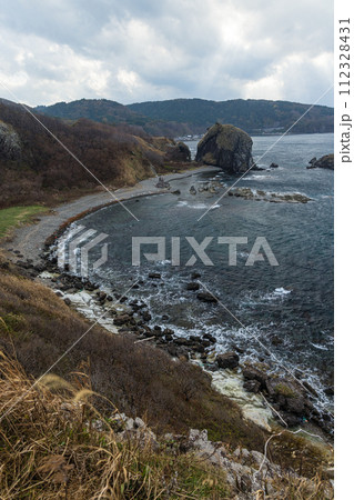 日本　青森県東津軽郡の袰月海岸高野崎から見える海岸線と津軽海峡 112328431