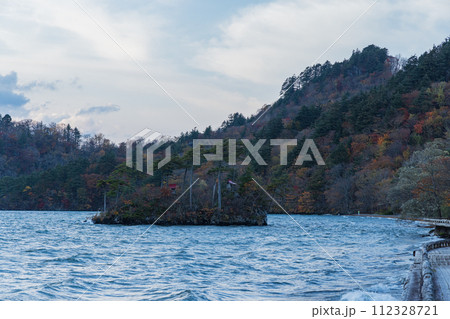 日本　青森県十和田市奥瀬十和田湖畔休屋の十和田湖と御前ヶ浜にある恵比寿大黒島 112328721