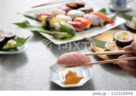 マグロの寿司、中トロ、握りずし マグロの寿司、中トロ、握りずし 112328949