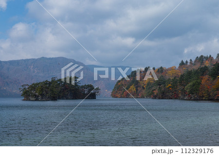 日本　青森県十和田市奥瀬十和田湖畔休屋から見える十和田湖と紅葉 112329176