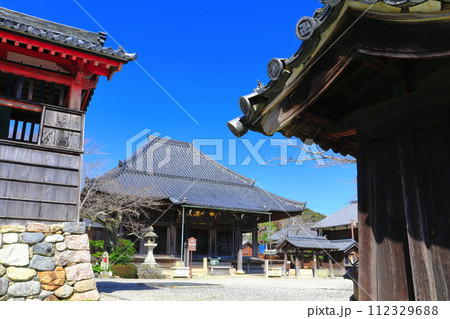 【三重県】晴天の関地蔵院（東海道　関宿） 112329688