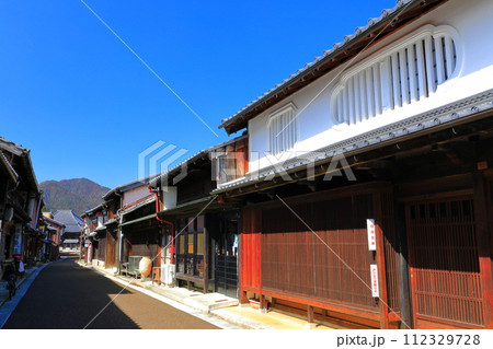 【三重県】晴天の関町関宿伝統的建造物群 112329728