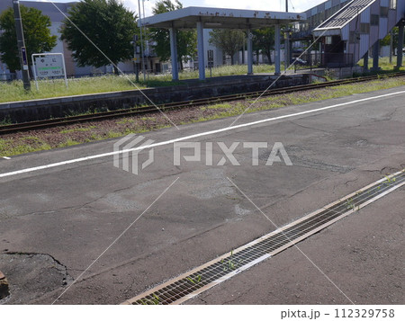 北海道由仁駅のホーム(引き) 112329758