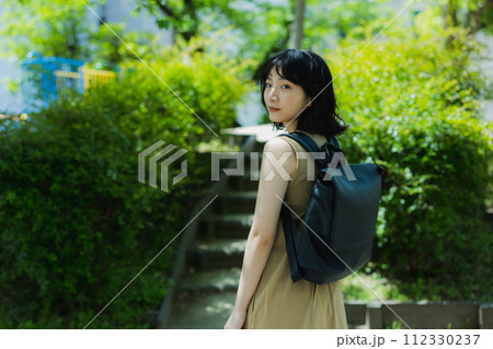 公園を歩く女性 公園を歩く女性 112330237