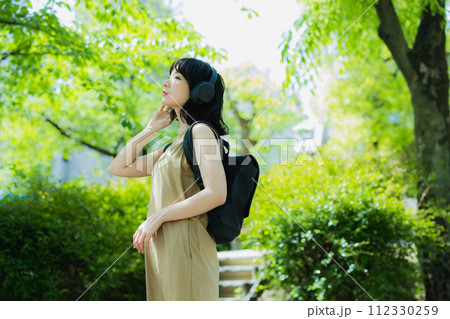 公園を歩く女性 公園を歩く女性 112330259