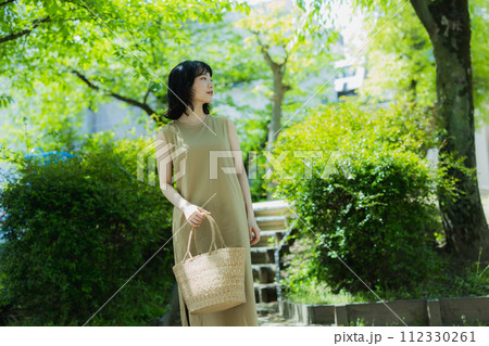 公園を歩く女性 公園を歩く女性 112330261