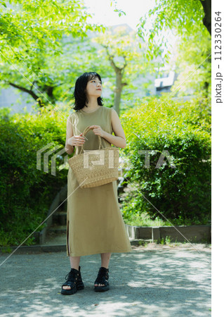 公園を歩く女性　　 112330264