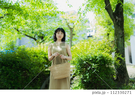 公園を歩く女性　　 112330271