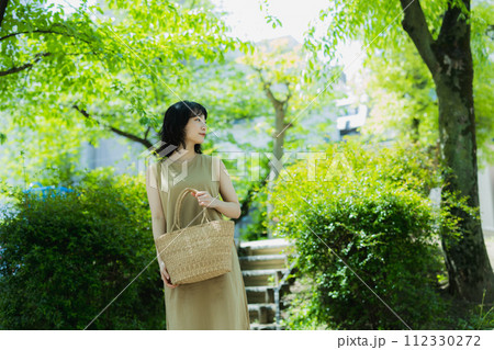 公園を歩く女性　　 112330272