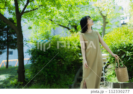 公園を歩く女性 公園を歩く女性 112330277