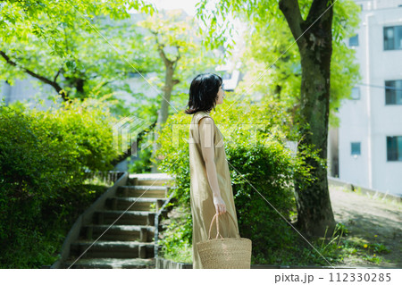 公園を歩く女性　　 112330285