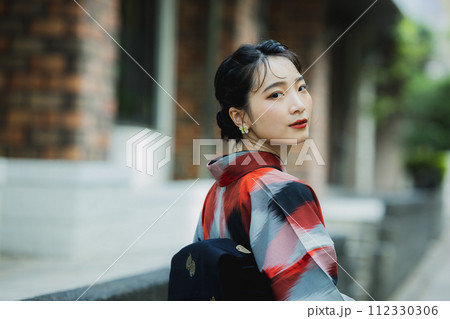 着物の女性　幾何学柄の明仙 112330306