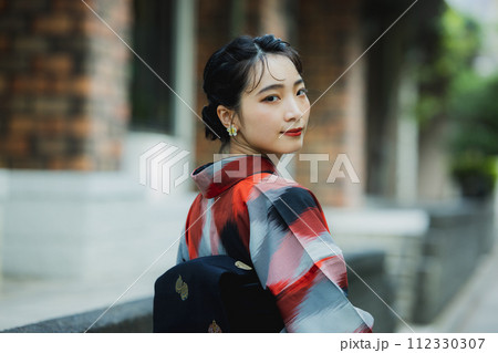 着物の女性　幾何学柄の明仙 112330307