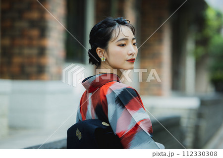 着物の女性 幾何学柄の明仙 着物の女性 幾何学柄の明仙 112330308