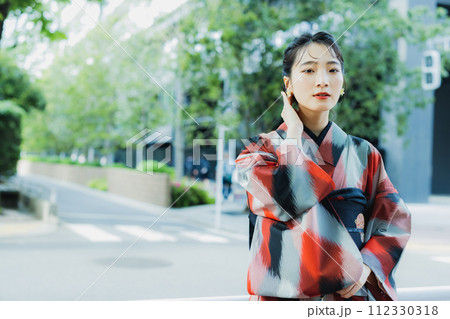 着物の女性　幾何学柄の明仙 112330318