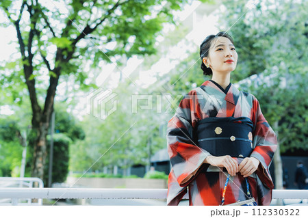 着物の女性　幾何学柄の明仙 112330322