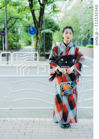 着物の女性 幾何学柄の明仙 着物の女性 幾何学柄の明仙 112330348
