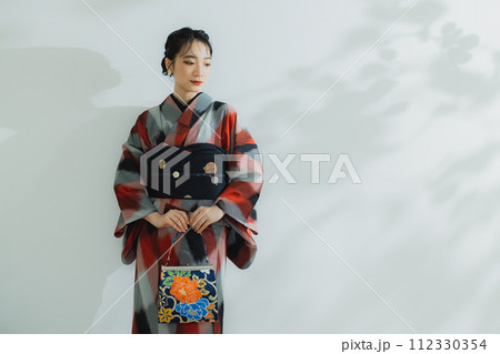 着物の女性 幾何学柄の明仙 着物の女性 幾何学柄の明仙 112330354