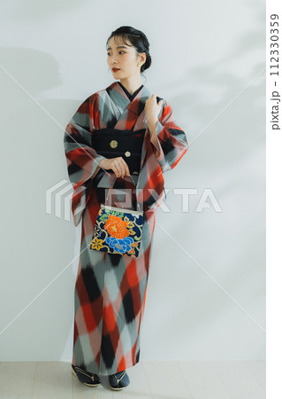着物の女性 幾何学柄の明仙 着物の女性 幾何学柄の明仙 112330359