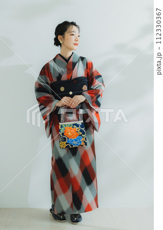 着物の女性　幾何学柄の明仙 112330367