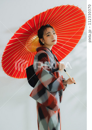 着物の女性　幾何学柄の明仙　 112330370