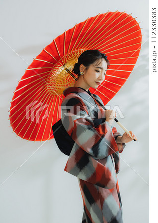 着物の女性　幾何学柄の明仙　 112330383