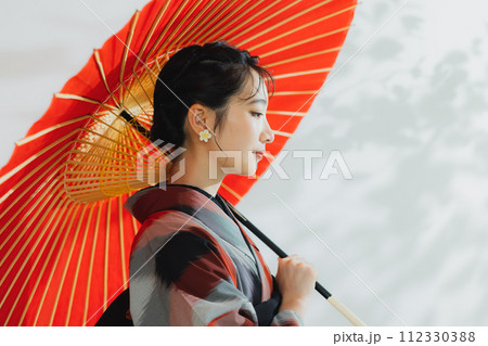 着物の女性 幾何学柄の明仙 着物の女性 幾何学柄の明仙 112330388