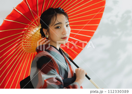 着物の女性　幾何学柄の明仙　 112330389