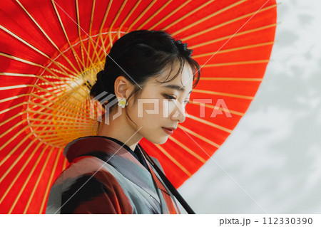 着物の女性　幾何学柄の明仙　 112330390