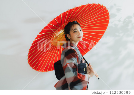 着物の女性　幾何学柄の明仙　 112330399