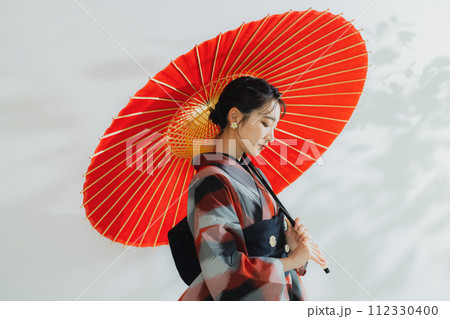 着物の女性　幾何学柄の明仙　 112330400