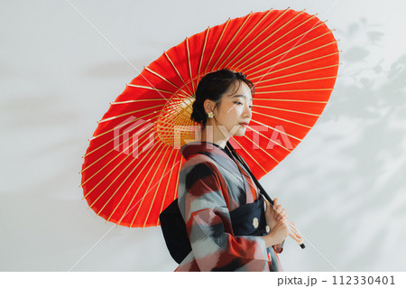 着物の女性　幾何学柄の明仙　 112330401