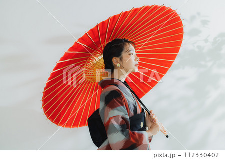 着物の女性　幾何学柄の明仙　 112330402