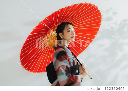 着物の女性　幾何学柄の明仙　 112330403