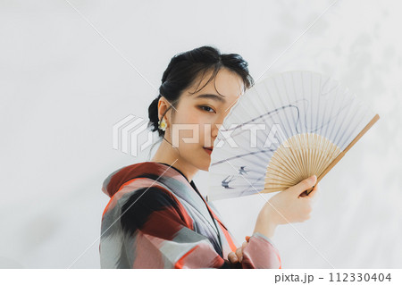 着物の女性 幾何学柄の明仙 着物の女性 幾何学柄の明仙 112330404