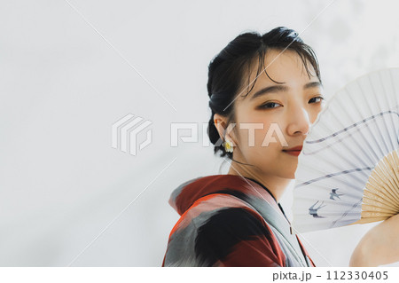 着物の女性　幾何学柄の明仙　　 112330405