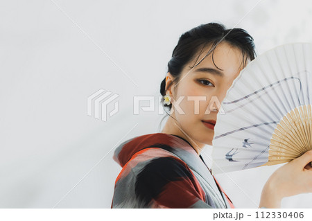 着物の女性 幾何学柄の明仙 着物の女性 幾何学柄の明仙 112330406