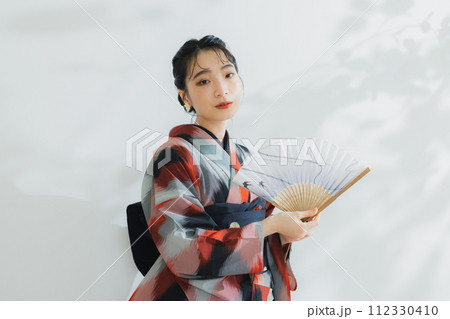 着物の女性 幾何学柄の明仙 着物の女性 幾何学柄の明仙 112330410