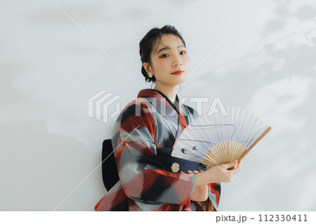 着物の女性 幾何学柄の明仙 着物の女性 幾何学柄の明仙 112330411