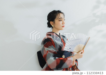 着物の女性　幾何学柄の明仙　　 112330413