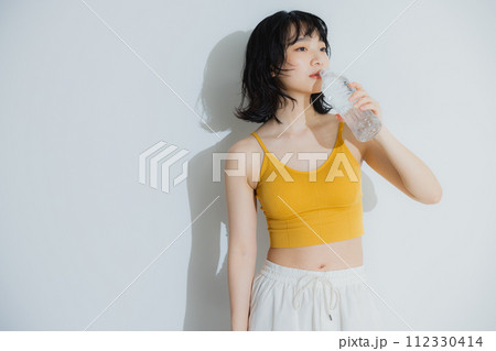 スポーツウェアの女性 112330414